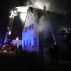 In Haunstetten ist bei einem Brand am Dienstagabend eine Frau leicht verletzt worden. Das Feuer hatte von einem Baum auf ein Haus übergegriffen.
