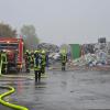 Bei einem Einsatz am frühen Mittwochmorgen bei Bächingen löschten mehrere Feuerwehren aus der Region brennenden Plastikmüll. 