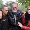 Zwei Männer stützen einen durch Wasserwerfer verletzten Mann nach einer Demonstration gegen Stuttgart 21. Nun hat der Ex-Polizeichef einen Strafbefehl erhalten.