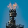 Überschüssiges Gas wird auf dem Industriegelände der PCK-Raffinerie in Schwedt verbrannt.