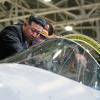 Nordkoreas Machthaber Kim Jong Un betrachtet das Cockpit eines Militärjets.