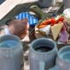 Ein Mundschutz liegt neben Brotzeit und Maßkrügen Bier auf dem Tisch. Unter Beachtung strenger Hygiene- und Abstandsregeln darf die Gastronomie in Bayern wieder öffnen.