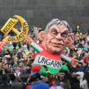 So sahen es die Narren in Düsseldorf auf dem Rosenmontagsumzug 2018: Jaroslaw Kaczynski, vereint mit Viktor Orbán auf dem Weg in eine rechte Diktatur.