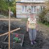 Jelena, 57, im Garten ihres Hauses, in dem sie ihren Sohn begraben hat.