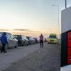 Fahrzeuge stehen an der polnisch-ukrainischen Grenze im Dorf Hruszow. Das polnische Innenministerium teilte mit, dass der Grenzschutz auf die Menschen vorbereitet sei. 