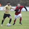 Bleibt in Sachen Kreisliga-Klassenerhalt zuversichtlich: Tayfun Yilmaz, Spielertrainer von Türk GB Günzburg (links, hier im Duell mit Johannes Fink von der SG Reisensburg-Leinheim). 