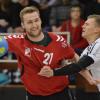 Freude am Handball: Der Günzburger Daniel Jäger lächelt den Trikotgriff seines Friedberger Kontrahenten einfach weg. Trotz einer Schwächephase im Spiel ließ sich der Titelfavorit auf seinem Weg nach oben nicht aufhalten. 	