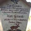 Ein Marterl erinnert an den Forstangestellten Hans Schwab, der im Wald bei Aystetten ermordet wurde. 