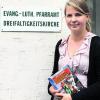 Die 24-jährige Nicole Ziemann hat ihre Bibel von früher immer dabei. Foto: rala