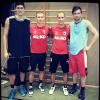 Viel Spaß hatten die FCA-Stars Ragnar Klavan und Dominik Reinhardt beim Training mit den Kangaroos Nedim Hadzovic (links) und Viktor Vladov. 

