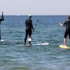 Stand-up-Paddler sind auf der Ostsee unterwegs.