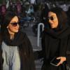 Frauen unterhalten sich, während sie durch das Teheraner Geschäftsviertel Tajrish spazieren. Auch das gesetzlich vorgeschriebene Kopftuch verzichten sie – so wie viele Iranerinnen. Ein politisches Statement gegen die Mullahs.  