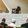 Marko Ivan Rupnik 2016 bei einer Veranstaltung in der Halle Paul VI. im Vatikan – im Publikum: Papst Franziskus (Zweiter von rechts).