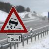 Weil Fahrzeuge bei winterlichen Straßenverhältnissen zu schnell unterwegs waren, gab es auf der A7 und A8 mehrere Verkehrsunfälle. 