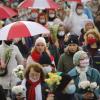 Belarussische Frauen mit Regenschirmen gehen weiter gegen die Ergebnisse der Präsidentschaftswahlen vor.