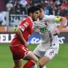 Augsburgs Paul Verhaegh (r) und Jairo Samperio von Mainz kämpfen um den Ball. 