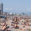 Menschenmassen an einem Strand in Barcelona: In der katalanischen Metropol-Region ist die Zahl der Neuinfektionen massiv angestiegen. 