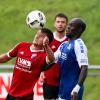 Fast ehrfurchtsvoll schaut Kissings Mourtalla Diagne (rechts) dem Pferseer Torschützen Raphael Mader beim Kopfball zu.  	 	