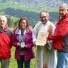 Mit der BLSV-Verdienstplakette in Silber zeichneten (von links) Hubert Müller, Loni Becht und Manfred Ortlieb Pfarrer Richard Dick aus.  	