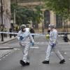 Zwei Mitarbeiter der Spurensicherung in Schutzkleidung arbeiten an einem Tatort in Birmingham, nachdem im Stadtzentrum mehrere Menschen durch Messerstiche verletzt worden sein sollen. 