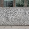 Das Landgericht Ingolstadt verurteilt den unter anderem wegen der Messerattacke an der Eichstätter Berufsschule angeklagten 33-jährigen Mann zu einer dreijährigen Haftstrafe.