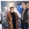 
Bürgermeister Michael Neher bespricht das Bild "Altar" mit den Künstlern Ursula Mayländer-Welte und Norbert Riggenmann.
