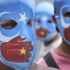 Dutzende indonesische Studenten forderten bei einer Kundgebung die Absage der Olympischen Spiele in Peking wegen angeblicher Menschenrechtsverletzungen gegenüber der muslimischen ethnischen Minderheit der Uiguren in Chinas Region Xinjiang.