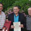 Unser Bild zeigt (von links): Markus Grauer, Leonhard Martin, der für sein großes Engagement ausgezeichnet wurde sowie den Vorsitzenden Johann Unglert, der dem CSU-Ortsverband seit 20 Jahren angehört. 