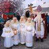 Auch am zweiten Tag kam Bischof Nikolaus, diesmal mit einer fünfköpfigen Engelsschar und dem Krampus, zum Kühbacher Adventsmarkt, um die Kinder zu bescheren.