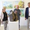 Kreisrätin Ursula Kneißl-Eder, Künstler Jochen Rüth und Bezirksrat Peter Schiele bei der Vernissage zur Ausstellung im KunstMuseum Donau-Ries in Wemding.