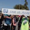 "EU rette uns, bitte" steht auf einem Schild, das Flüchtlinge aus Moria bei einem Protest auf den Straßen von Lesbos tragen.