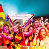 Fans 2014 beim Feiern auf der Fanmeile in Berlin. Damals sang Fußball-Deutschland den Hit "Auf uns" von Andreas Bourani. Welcher Künstler wohl 2018 einen WM-Song-Treffer landet?