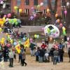 365 Luftballons mit gefalteten Kranichen wurden am Wochenende in Mering in die Luft entlassen. Nur einen Tag später landete einer davon in Italien.  