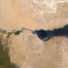 Die Satellitenaufnahme zeigt den Suezkanal, der das Mittelmeer mit dem Roten Meer verbindet.