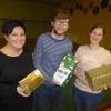 Beim traditionellen Christbaumkugelschießen bei der SG Ried: (von links) Karin Köhler, Elias Mangold und Katja Pestel.