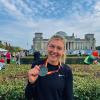 Glücklich mit Medaille: Die Läuferin Katharina Rittel vom TG Viktoria Augsburg. 