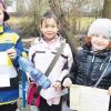 Vor sechs Jahren, an seinem 5. Geburtstag, hat Moritz Kosteletzky, heute 11, an der Fußgängerbrücke über die Egau in Donaualtheim bei Dillingen die Flasche in den Fluss geworfen. Kiara Kuhn (Mitte) und Antonia Möller aus Donauwörth haben den Brief gefunden und natürlich gleich geantwortet.  