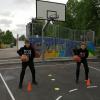 Auf den Streetballplatz neben der Skateranlage in Stadtbergen üben Jonas Paesler und Tim Goschenhofer wieder mit dem Basketball – und natürlich mit dem erforderlichen Abstand. 	
