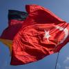 Eine türkische und eine deutsche Flagge flattern vereint im Wind. Die Realität im Verhältnis der beiden Staaten sieht derzeit ganz anders aus. 