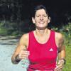 Regina Straub vom Turnverein Osterberg beim Laufen. 880 Kilometer hat sie abseits von guten Wegen trainiert, um beim Fisherman’s-Lauf zu bestehen.  