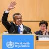 Der neue Generaldirektor Tedros Adhanom Ghebreyesus winkt bei seiner Wahl zum Nachfolger der WHO-Chefin Margaret Chan (im Hintergrund).