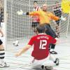 Mit zwei Treffern durch Nicolas Korselt (rot) ging der TSV Wertingen im Halbfinale gegen BCA Oberhausen in Führung, da konnte auch der gute Keeper Firat Tülü nichts machen. Wertingen sicherte sich im Siebenmetern den Finaleinzug.  