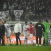 Im Hinspiel verließ ein nach der 1:2-Niederlage enttäuschter Bayern-Trainer den Platz, während sein Kollege Markus Weinzierl (Zweiter von rechts) mit seiner Mannschaft und den FCA-Fans den Überraschungssieg feierten. 