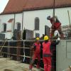 Die Arbeiter sichern mit einer Konstruktion aus Stahl und Beton die alte Friedhofsmauer im Thierhaupter Ortsteil Neukirchen.