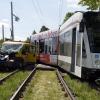 In Augsburg ist ein Kleintransporter mit einer Tram zusammengestoßen.
