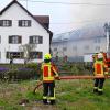 Ein großes Aufgebot an Einsatzkräften kämpft gegen die Flammen an einem landwirtschaftlichen Anwesen in Scheuring. Das Wohnhaus konnte bisher geschützt werden.