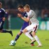 Der Osnabrücker Tim Danneberg (l) im Kampf um den Ball mit Club-Kapitän Hanno Behrens.