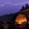 Mächtige Blitze zucken während eines Unwetters über dem Nordportal des Thüringer Rennsteigtunnels. Foto: Stefan Thomas dpa