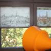 Ein Fenster im Wittelsbacher Schloss zeigt im Rahmen der Landesausstellung Friedberg als Gegenstadt zu Augsburg. Im Fernrohr wird dargestellt, wie die Städte im Lauf der Zeit räumlich zusammenwuchsen.