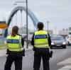 Polizistinnen stehen an der deutsch-polnischen Grenze. An deutschen Grenzen wurden im ersten Halbjahr 2023 mehr unerlaubte Einreisen von der Bundespolizei registriert als Vorjahr.